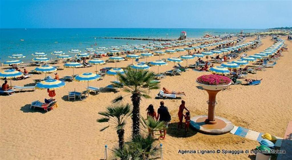 Lignano Riviera With Fireplace & Air Conditioning Lignano Sabbiadoro Exteriör bild